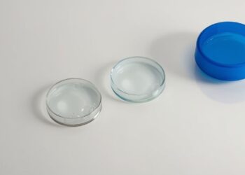 Kontaktlinsenpflege: Fachwissen zu Kombilösung, Peroxid, Enzymen und Benetzung